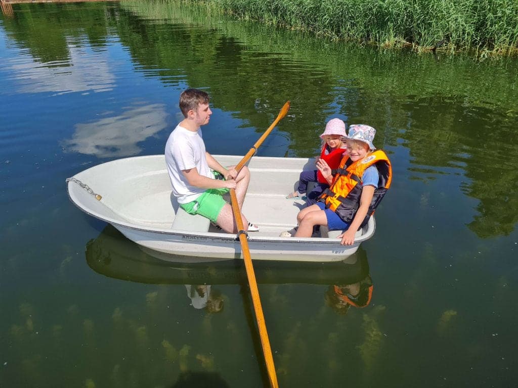 Badegäste am Strand des Familienbads
