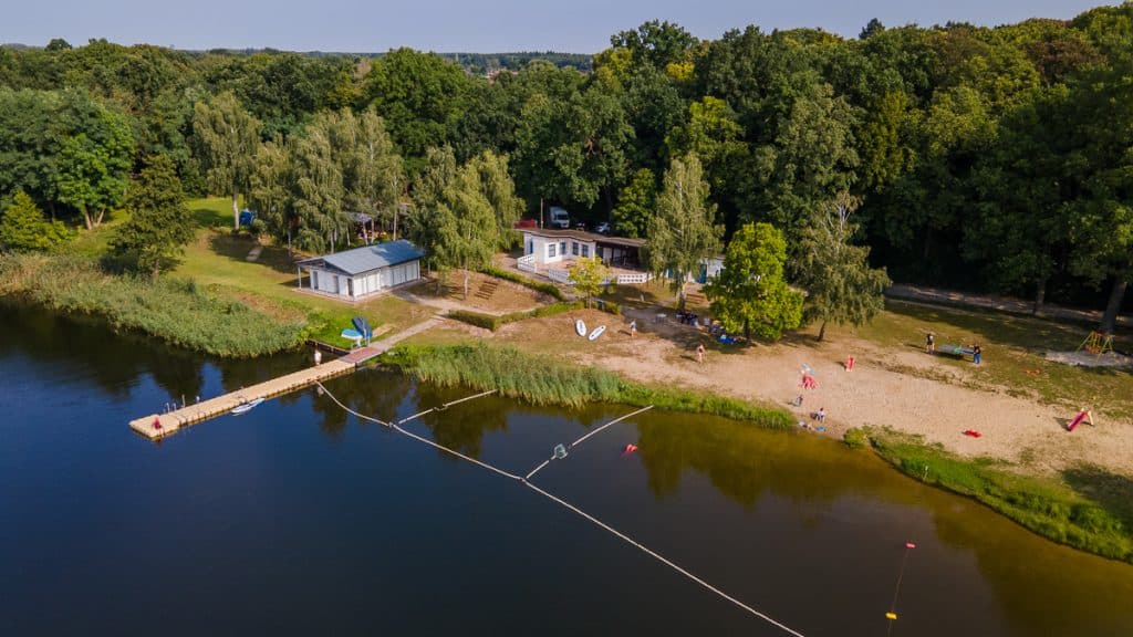 Drohnenaufnahme – Strand und See
